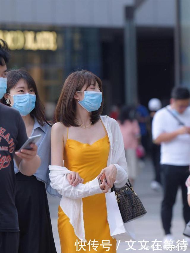 超级明亮的黄色低胸吊带裙,气场十足,真的很漂亮很酷