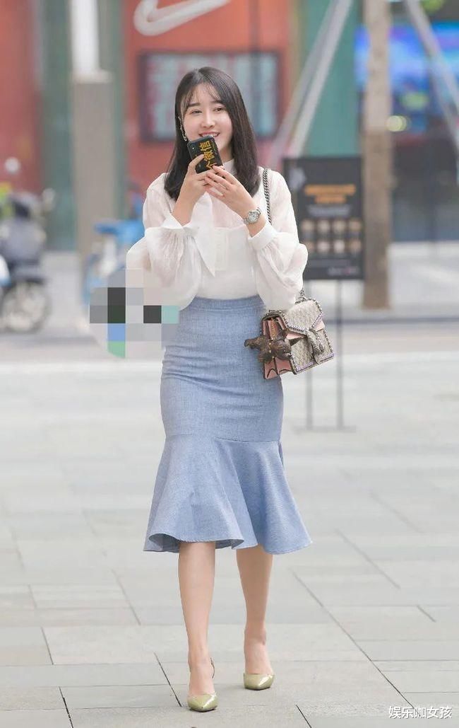 时尚街拍:笑容甜美的小姐姐,多了几分灵动活泼