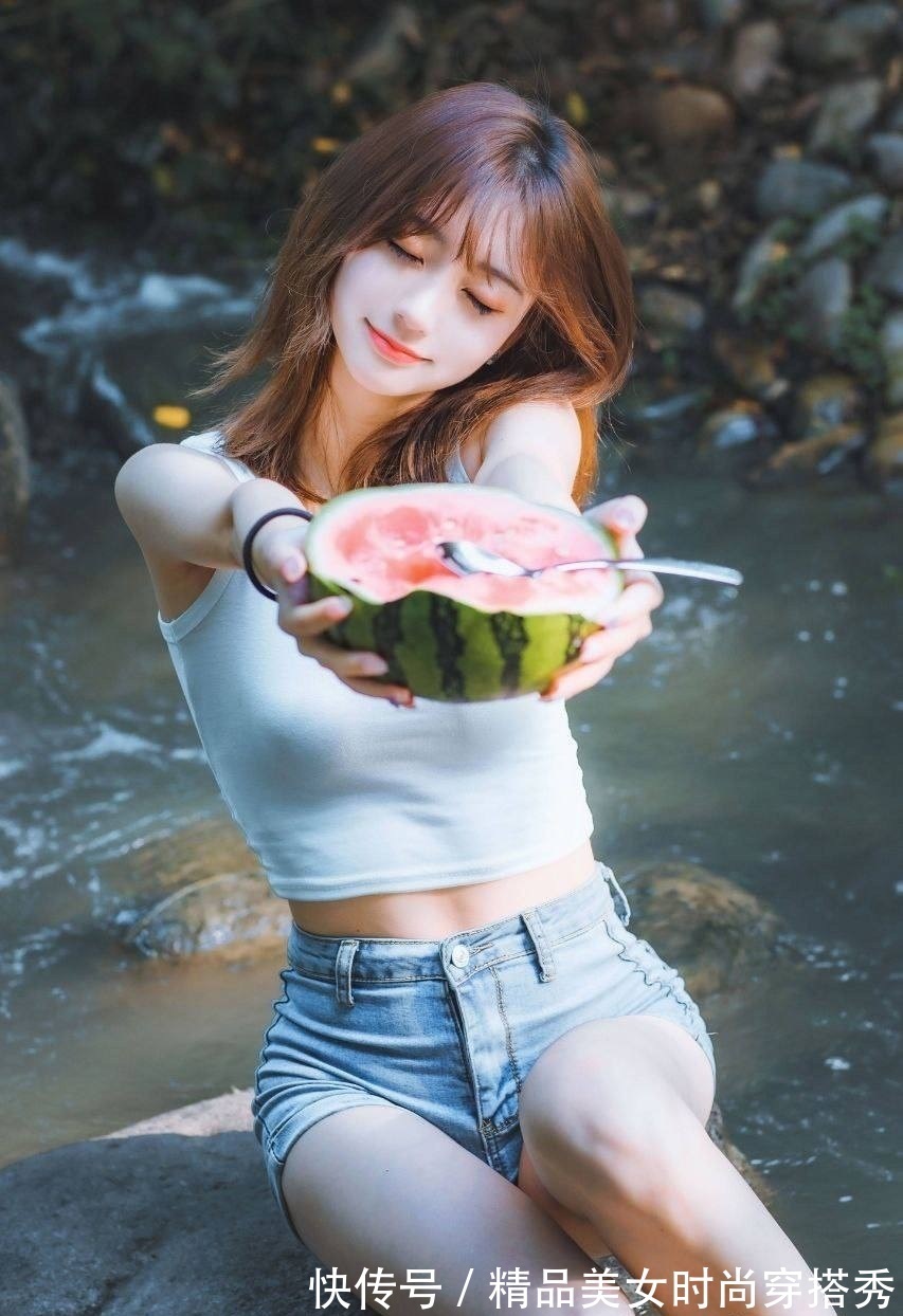 背心|说到小姐姐们最喜欢的穿搭单品，莫过于吊带的背心和牛仔短裤了