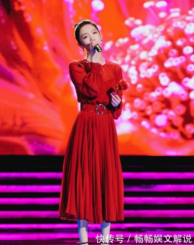 小蠻腰|孟美岐再戰(zhàn)金發(fā),杏色連衣褲又美又颯,時尚表現(xiàn)力太強(qiáng)!