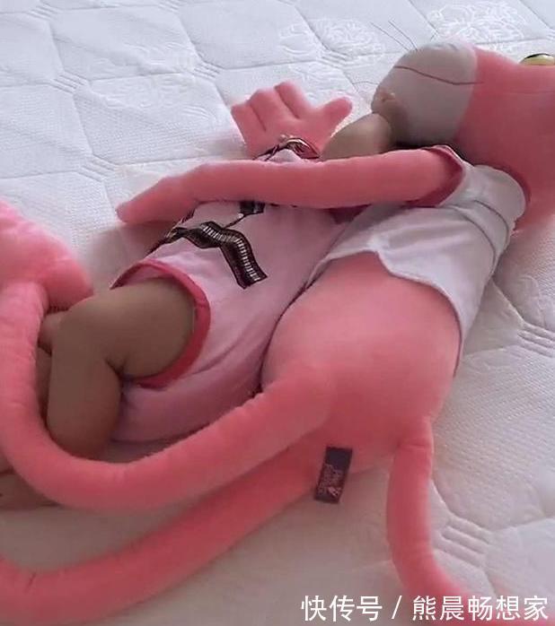 妈妈|奶爸哄娃睡觉,妈妈不放心去卧室查看,推门一看,气得妈妈笑喷了