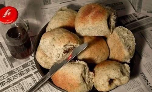 吃西餐牛排时，为何服务员都会端上一份面包，这是暗示你肯定不懂