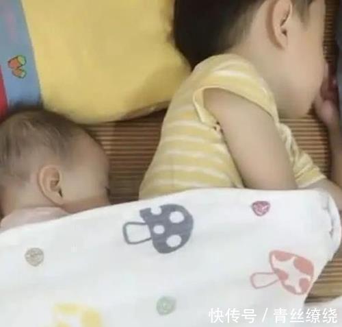 妈妈|哥哥和妹妹在睡觉,妈妈掀开被子,看到的画面好暖心,二胎生对了