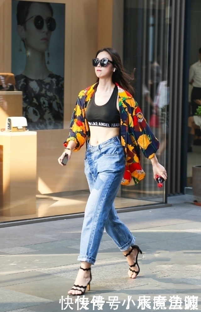 棒极|路人街拍,小姐姐搭配了一双红色一字带细跟凉鞋,看着自信优雅