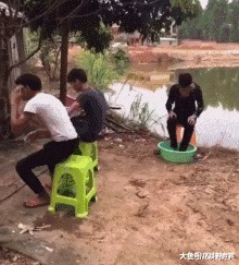 |搞笑gif:好好的一个美女,怎么摔得这么惨啊!看着让人心生怜悯!