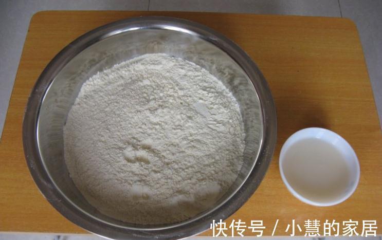 天冷了发面难?记住“一放两技巧”,30分钟发好,馒头饱满又暄软