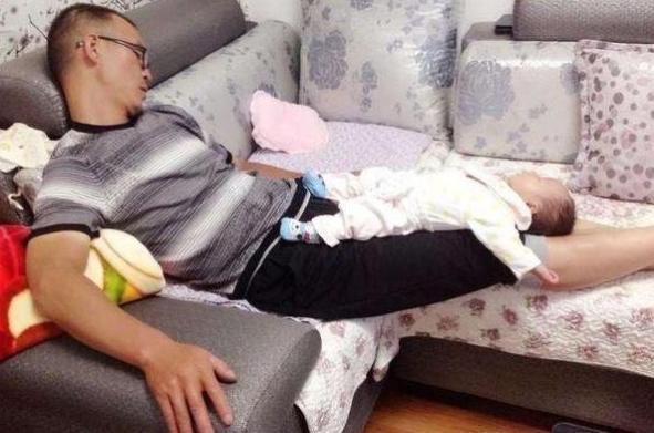 睡眠质量|爸爸哄娃睡觉,自己却先睡着,孩子躺一旁无奈:这届家长真难带