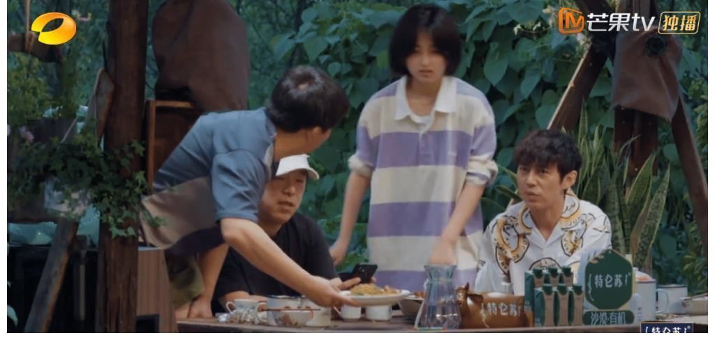 《向往5》同样是徒弟做菜咸了,黄磊对艺兴和彭彭的态度迥然不同
