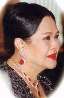 泰国|泰国太后年轻时靠粉宝石撑场面如今瘫痪多年,脸庞怎么变这么黑