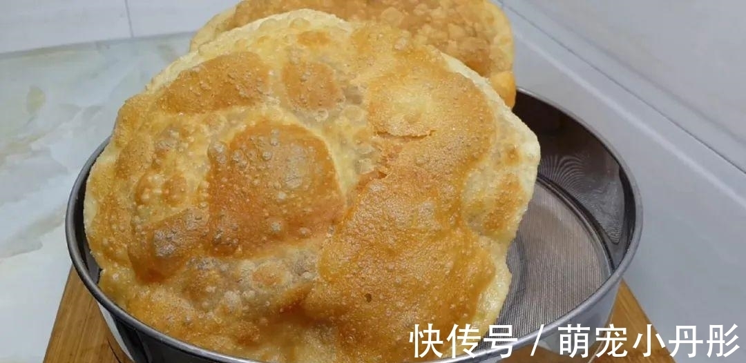 面粉|面粉这做法太香了，开水一烫，焦脆又空心，比油饼鸡蛋饼好吃几十倍