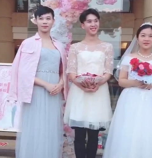 都是假象 “伴娘”比新娘还美,抢尽新娘风头,网友:到底是谁和谁结婚?