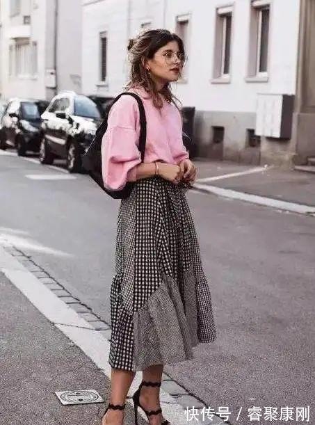 随性|卫衣+半裙=早秋最火混搭套路,时髦又有女人味