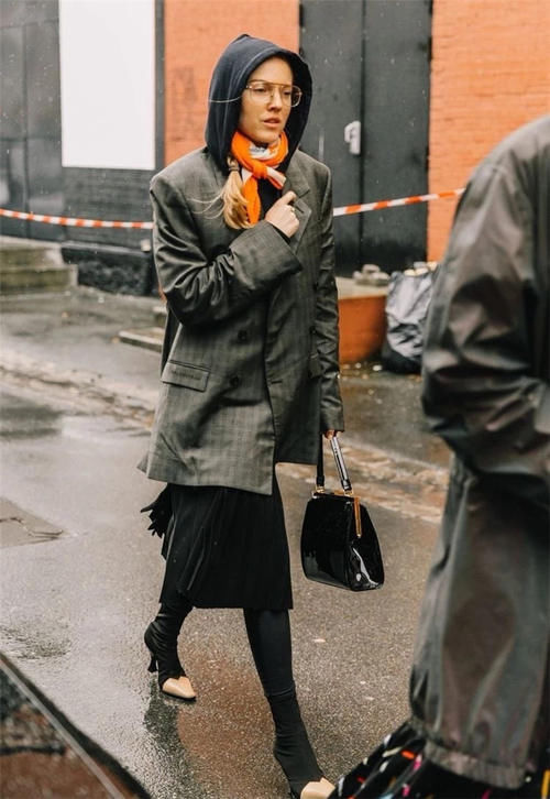 连帽卫衣才是秋冬最强内搭！脱掉厚外套，一样时髦洋气