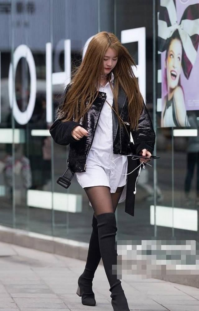 路人街拍，小姐姐搭配精致大方的短裙，简单又减龄