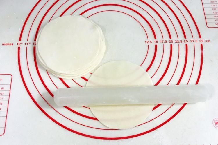 红薯芝麻煎饼，用饺子皮制作很方便，撒上芝麻后更香