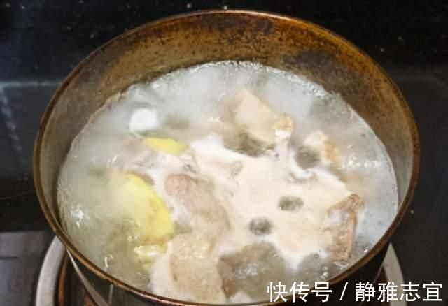 冬天炖羊肉汤时,切记“1放3不放”,羊肉汤鲜膻味小,还不发黑