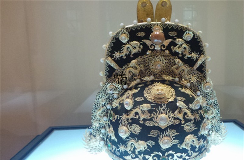 末代皇帝|实拍越南末代皇帝皇冠:装饰十分华丽的乌纱帽,称为九龙通天冠