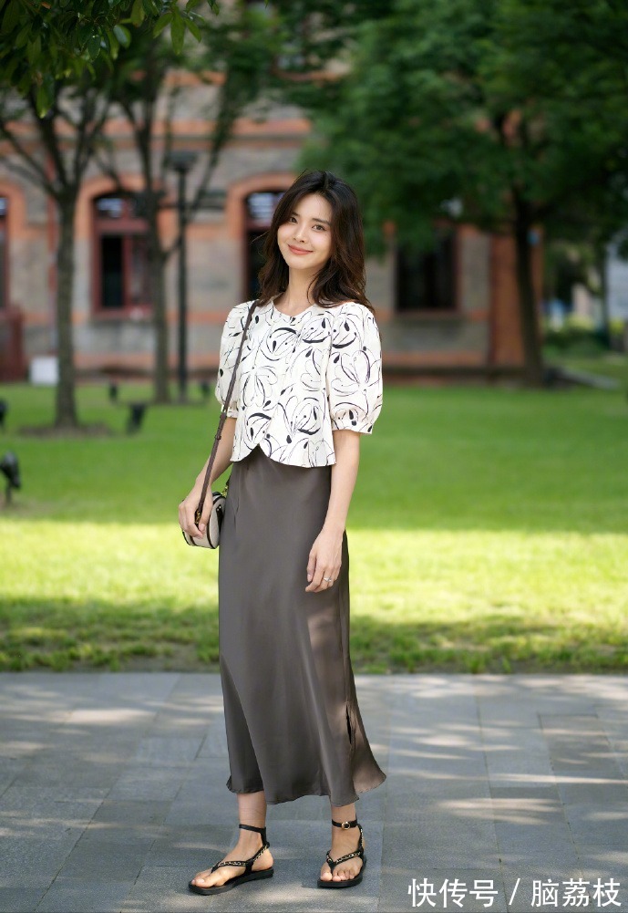 夏天|皮肤黑黄的女人,建议穿这4种“显白色”服饰,减龄又显气色