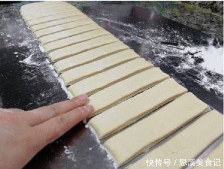 面团|爱吃油条收藏了,教你一招,早上只需几分钟,热腾腾的油条出锅