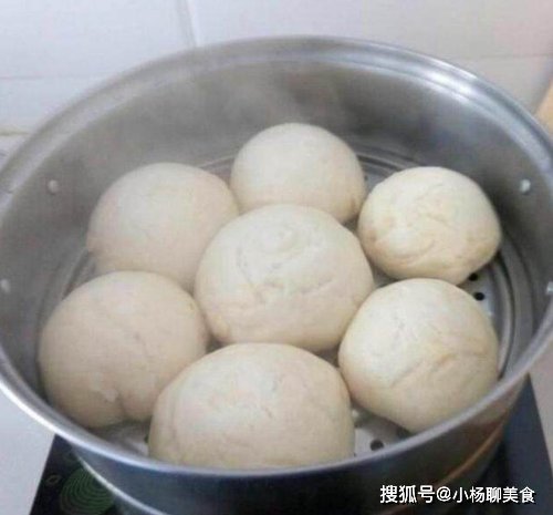馒头|蒸馒头该用凉水还是热水？很多人都错了，怪不得馒头又硬又难吃！
