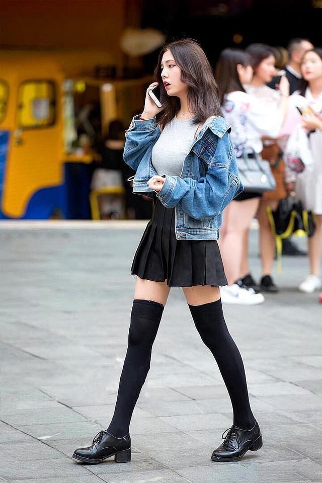 街拍:红色抹胸搭紧身短裤,久久不能忘怀