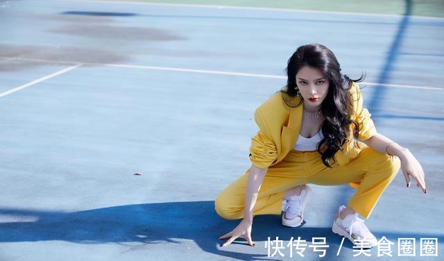 傅菁 傅菁真火了,穿全黑套装配宝石腰带豪气十足,戴宽檐帽像贵族小姐!