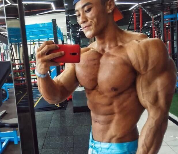 体脂|中国最帅气体质肌肉男，吴龙之后下一个健体一哥，宽肩细腰低体脂