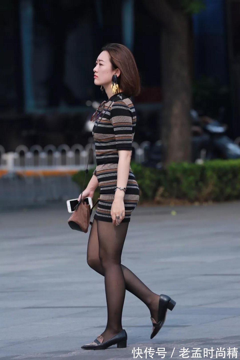美少妇|街拍美女:紧身条纹包臀裙搭黑丝袜的性感美少妇, 丰腴身姿窈窕婀娜!