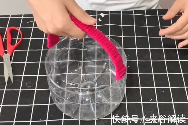 空油桶真是个“宝”，把毛线缠在空油桶上，全家人都要抢着用！