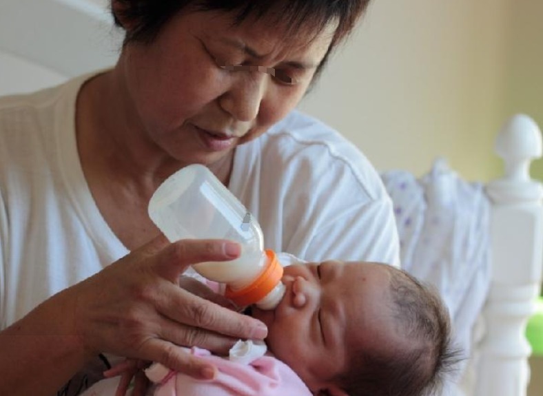 家长|家长冲奶粉的方式错了,相当于给娃喝“微塑料”,你是否做过