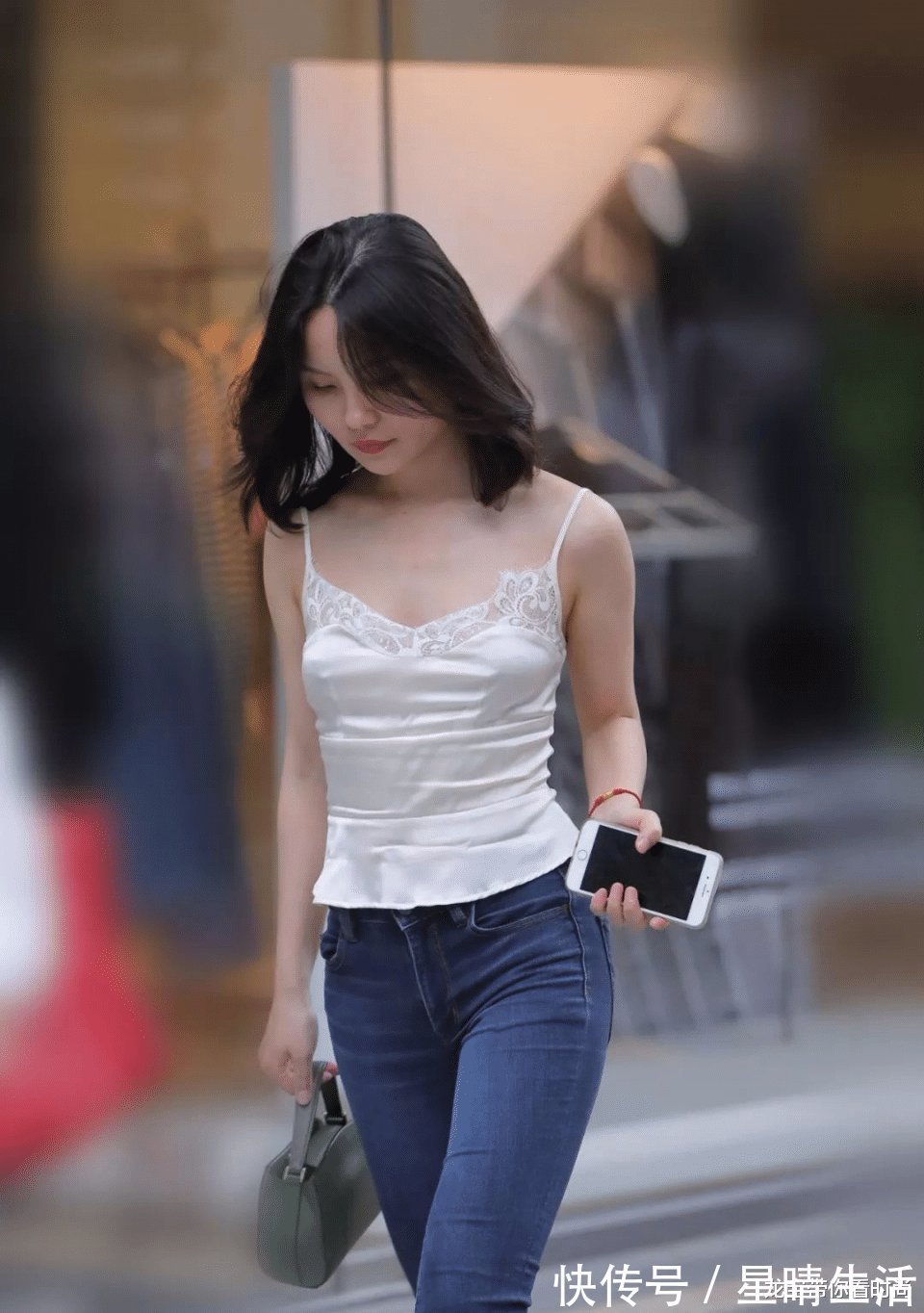 街拍 美女白背心配牛仔裤穿出了“非一般”的感觉