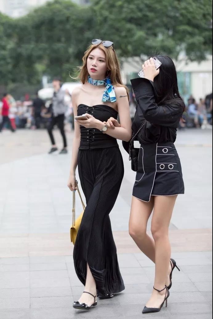 街拍：小姐姐穿着带着轻成熟气质的女人味，美到不可方物