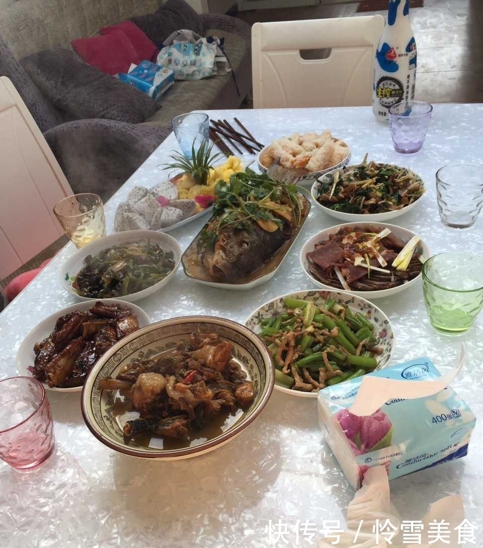  4个员工请老板吃饭，差距很大，你们猜老板会去哪一家蹭饭？