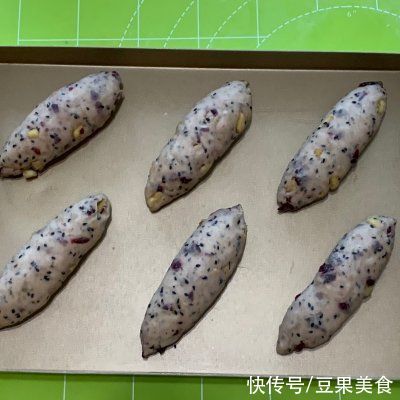 做好黑芝麻核桃蔓越莓软欧,有色有香又有味