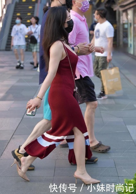 街拍为了彰显贵妇的气质,脚踩玫瑰金的恨天高,轻松让档次更上一层