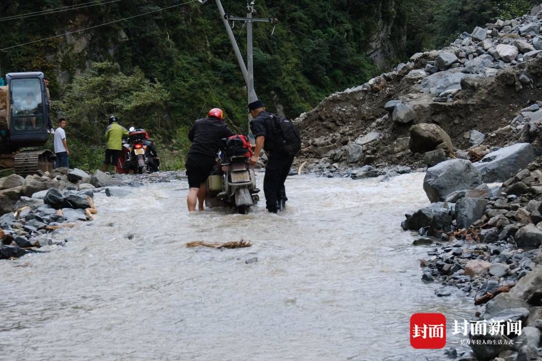 抢险|四川雅安天全泥石流致人员失联 当地警方出动千余人次紧急抢险救援