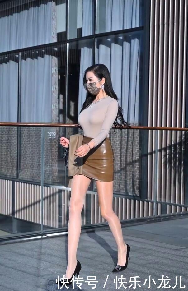 质感|半身皮裙美女真有质感,穿搭出一种女神质感,尽显别样的风情