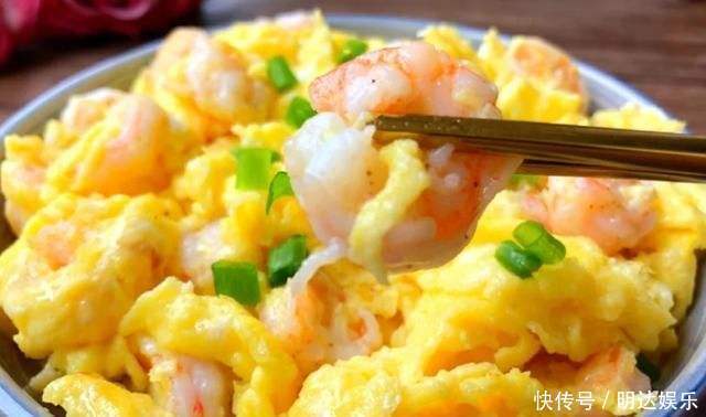 低脂低卡的减脂餐，巨嫩滑的虾仁滑蛋，色泽鲜明，美味可口，好吃