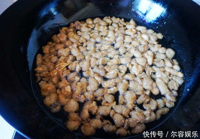 熬猪油,别只加水!多加4种料,记住3点,猪油雪白香浓,1年不坏