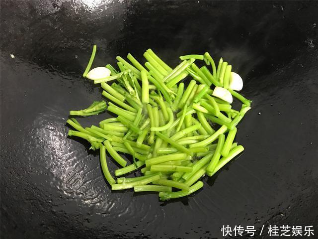 冬天要多吃此素菜，2块钱一把，简单一炒，鲜香美味，好吃又营养