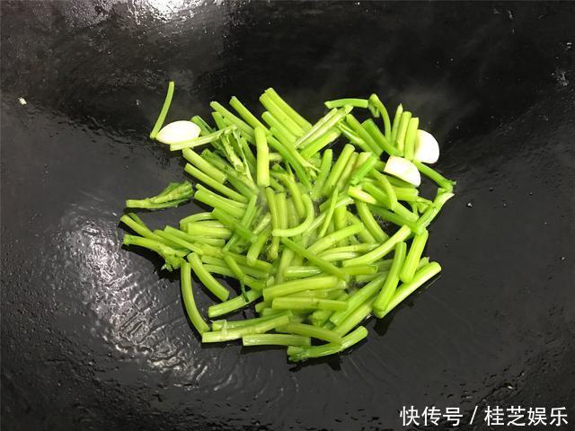 冬天要多吃此素菜,2块钱一把,简单一炒,鲜香美味,好吃又营养