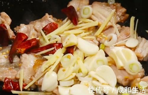 白菜炖豆腐时，先炒白菜还是先炖豆腐？大厨教你饭店做法，太香了