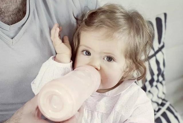 冲泡|奶粉用温水冲泡就行了?冲奶粉时的经典错误,看看你犯了没