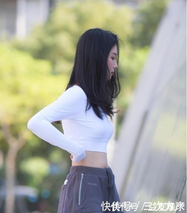 运动 雾霾灰运动短裤的青春之美,热裤是比不了的,简约大方