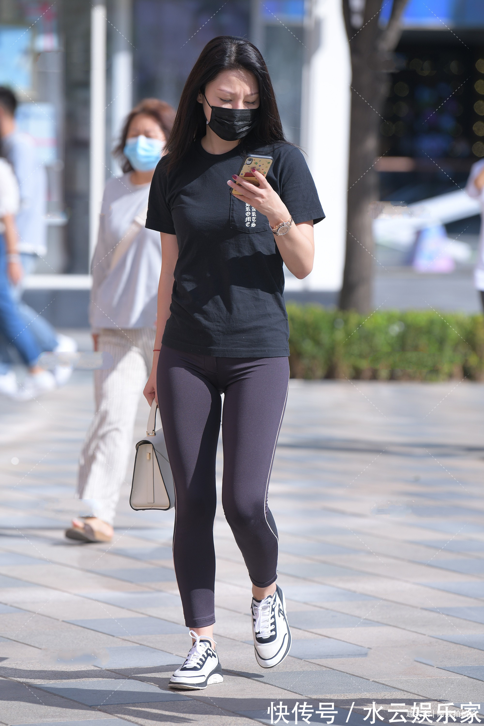 阿成 短袖配健美裤,一身黑色穿搭,穿出休闲风的同时运动感满满