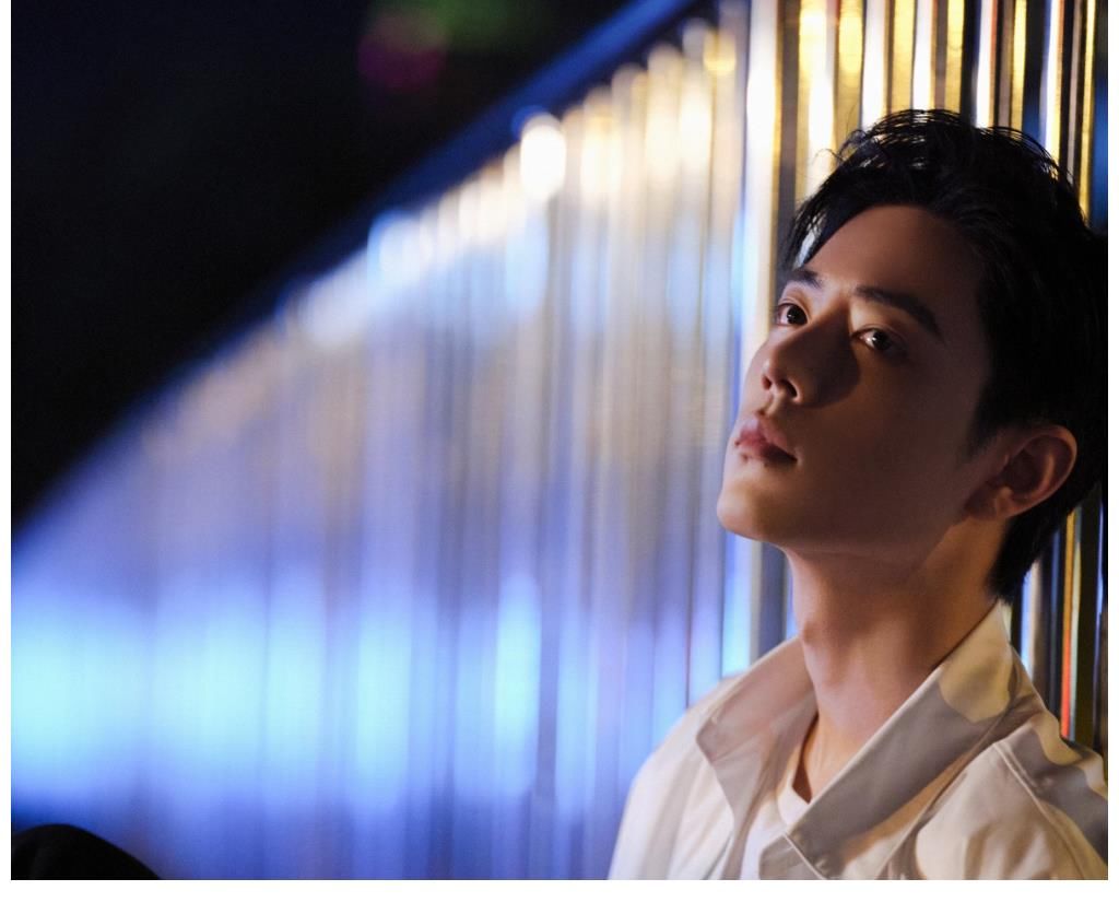 紀念日|肖戰(zhàn)杭州話劇彩排，曬自拍送祝福！劇組暖心請客吃月餅