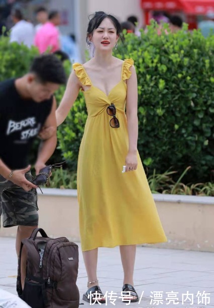 自然|橘黄色连连衣裙搭配黑色拖鞋,随意自然,仙气四溢