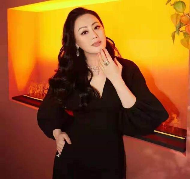 风味感|章小蕙戴30克拉鸽子蛋站台,浑身珠宝太耀眼,都顾不上看身材了