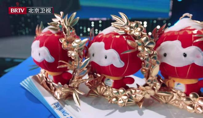 千里江山图！灵感来自千里江山图！北京冬奥会颁奖服在北京卫视跨年晚会中首发