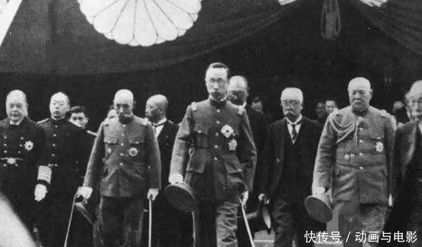 军事法庭|溥仪一生最“男人”的8天坐审判席像坐龙椅，说得裕仁尴尬不已